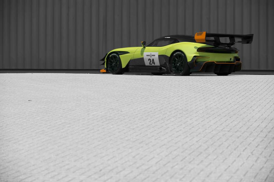  Aston Martin Vulcan AMR Pro 2017 года  (фото 4 из 19)